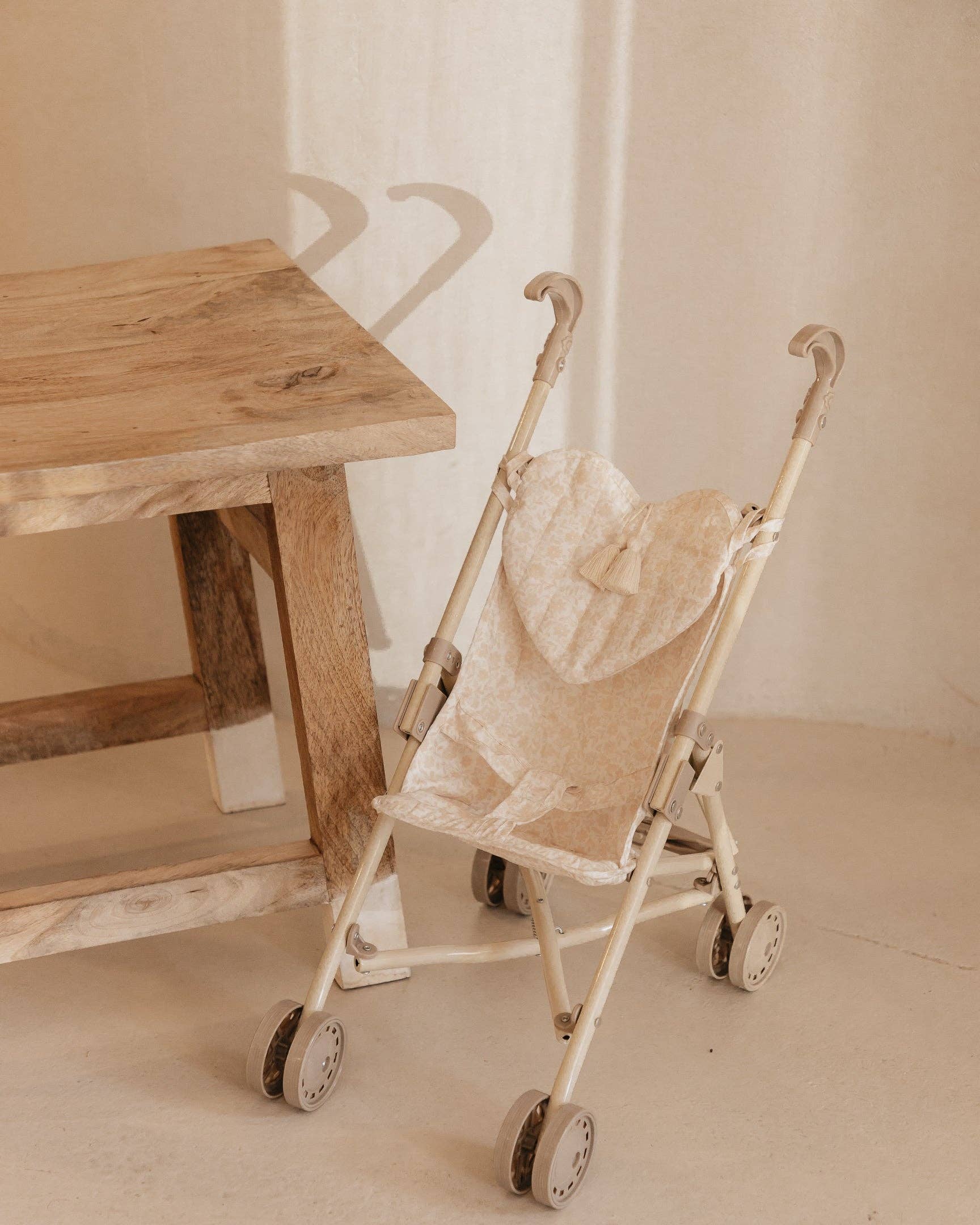 Mrs.Ertha | Poppenwagen | Boeket Silhouet