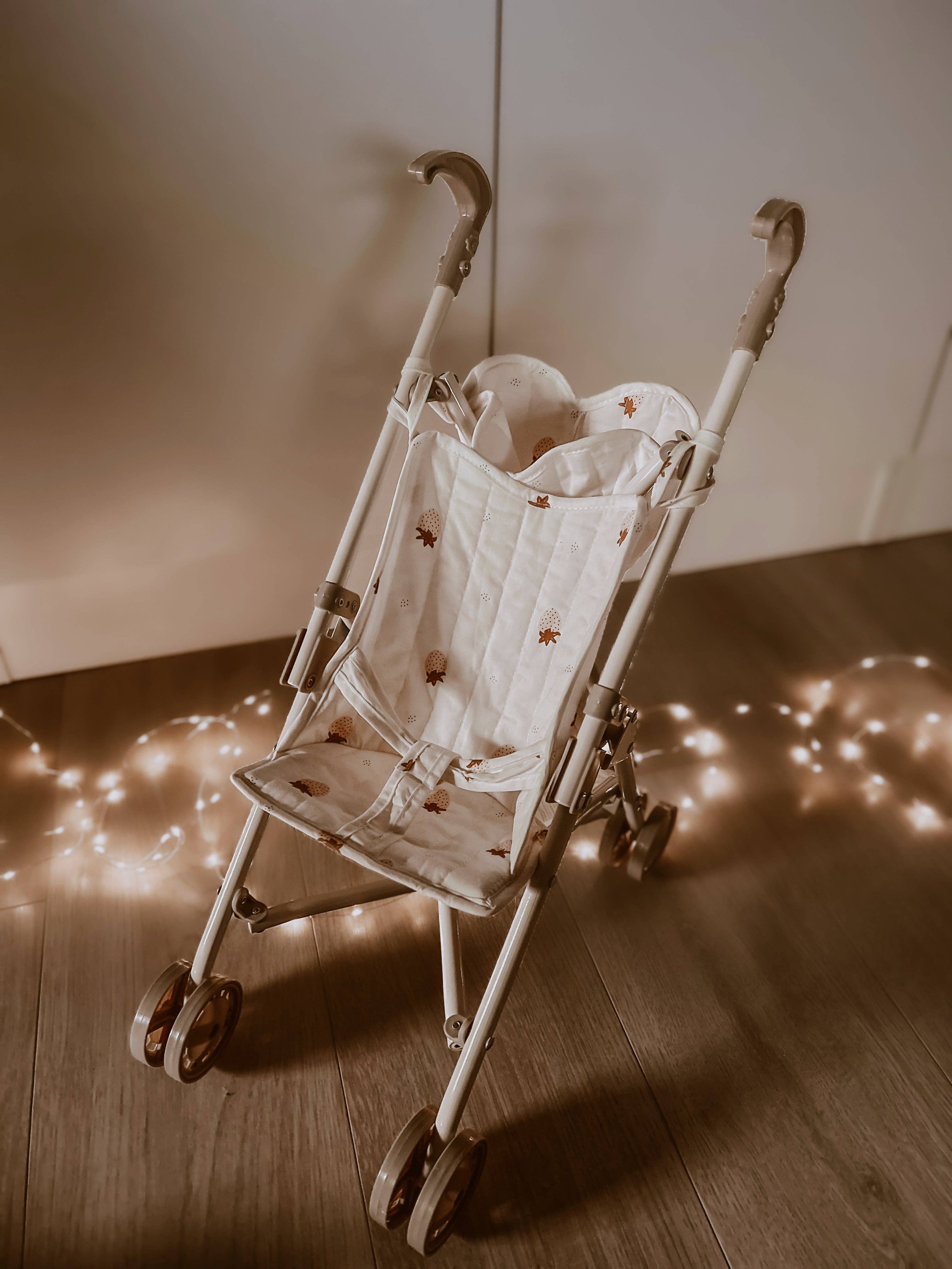 Mrs.Ertha | Poppenwagen | Aardbeienstemming