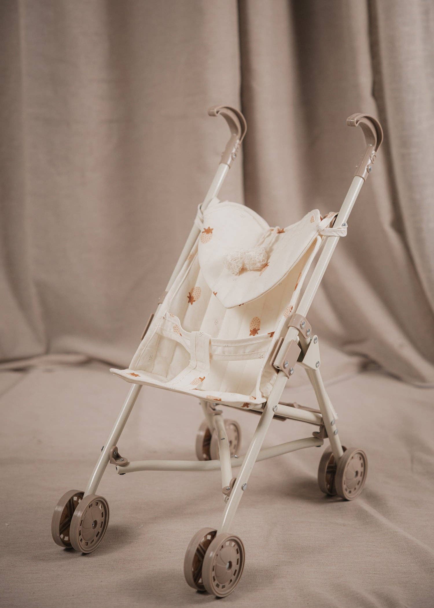 Mrs.Ertha | Poppenwagen | Aardbeienstemming