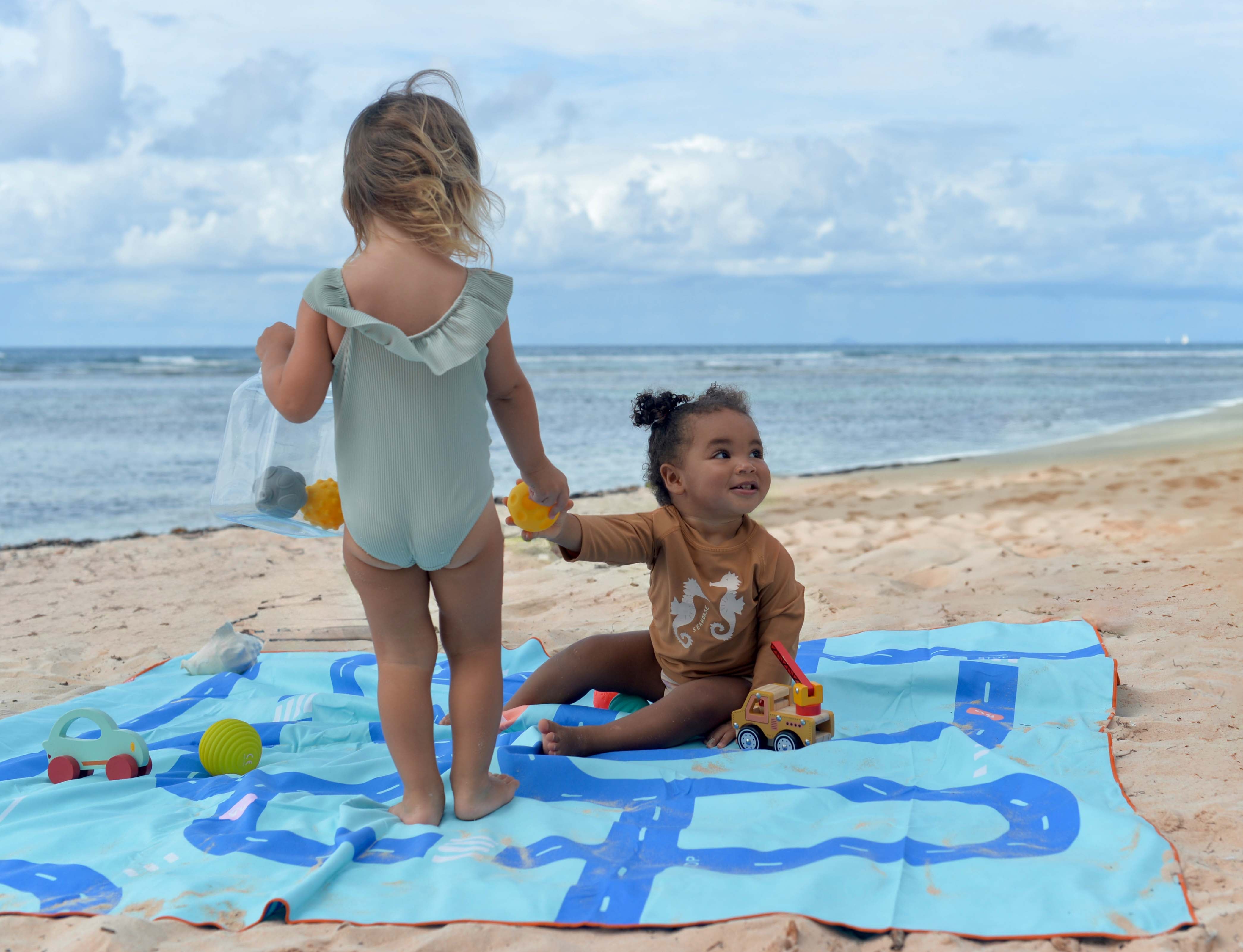 PlayTowel XL 180 x 180cm | Road | Quut