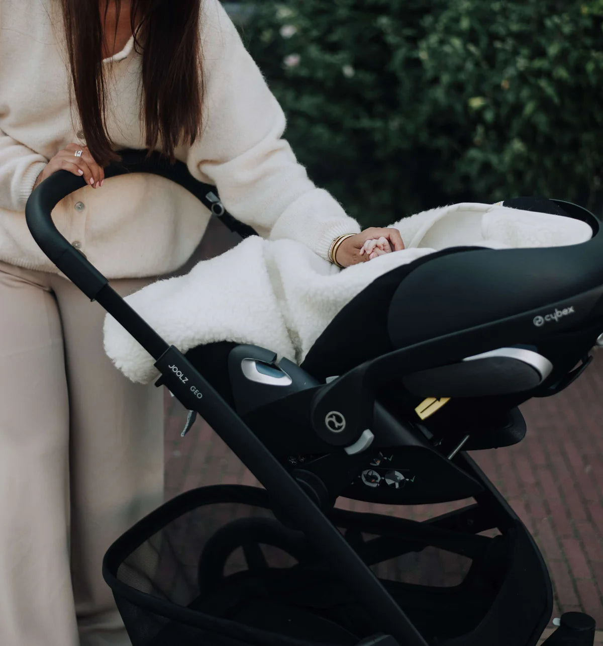 Wikkeldeken met maxi-cosi openingen naturel | Kico Label
