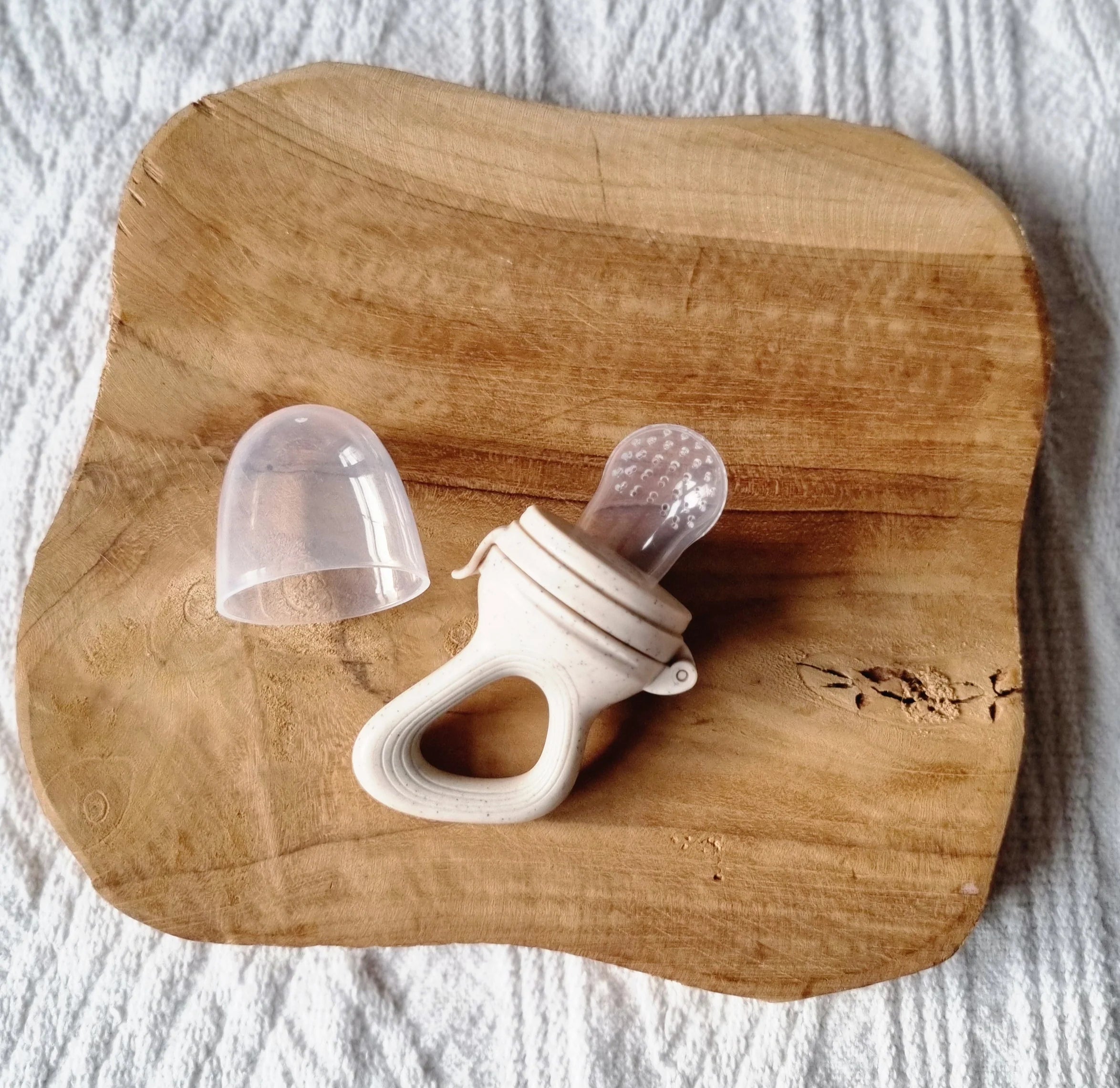 Fruit Feeder Fopspeen beige gestippeld | Rammelaartje