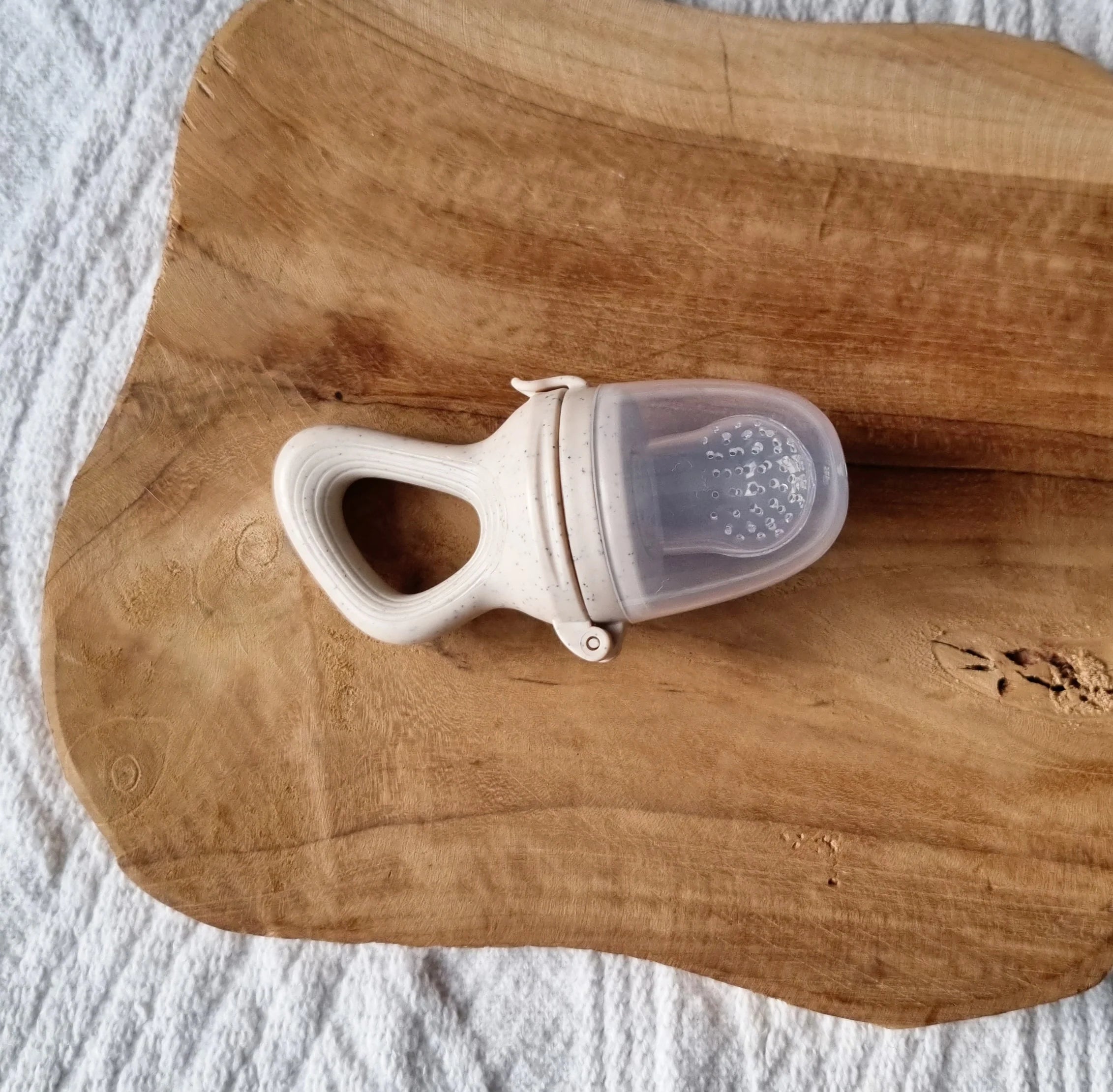 Fruit Feeder Fopspeen beige gestippeld | Rammelaartje