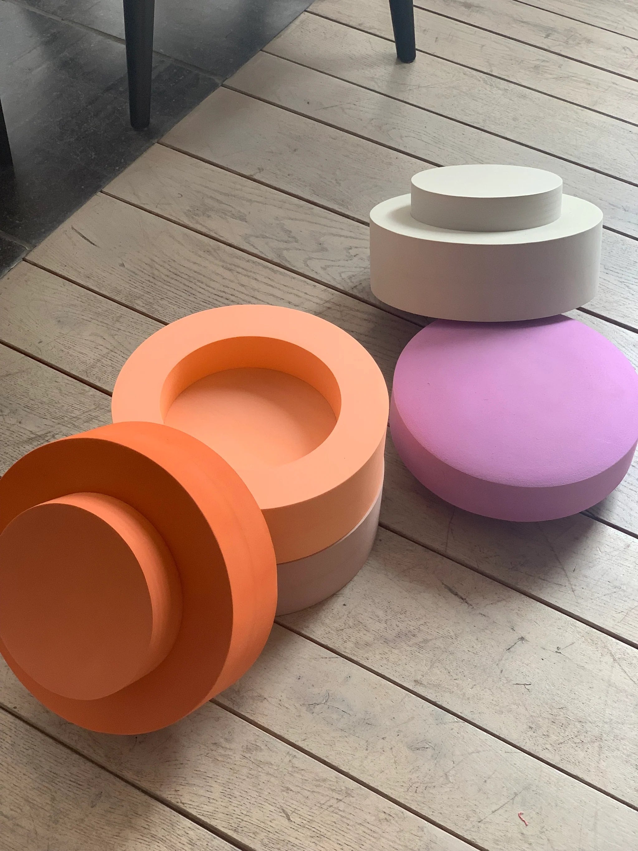 Moes Play | Rainbow chair | Earth