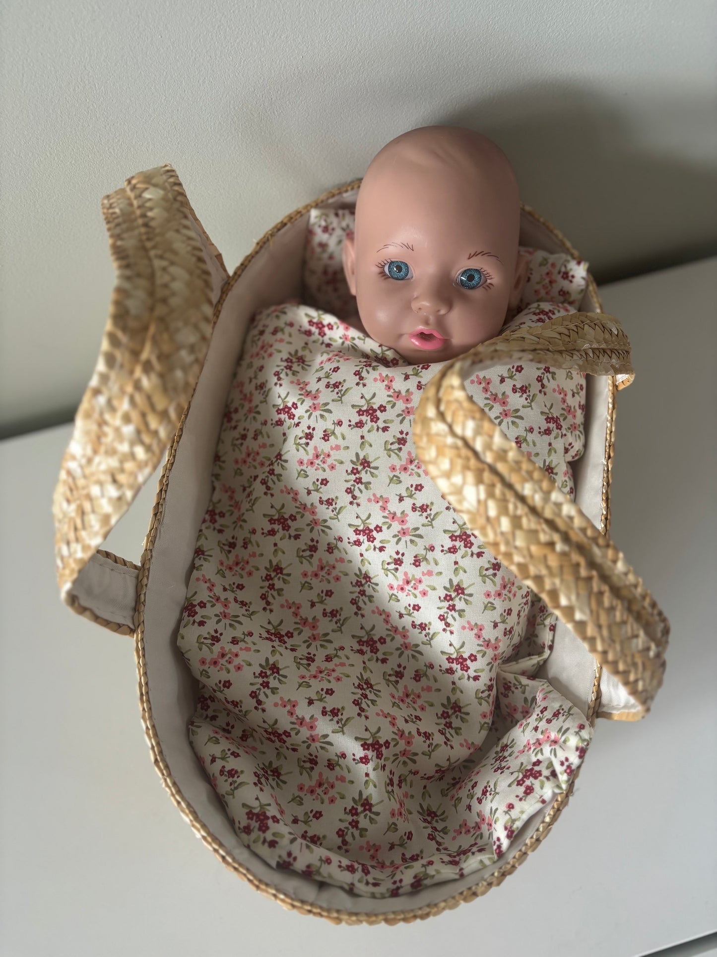 Rieten Poppenreiswieg | Mozes mandje met bedsetje 35cm