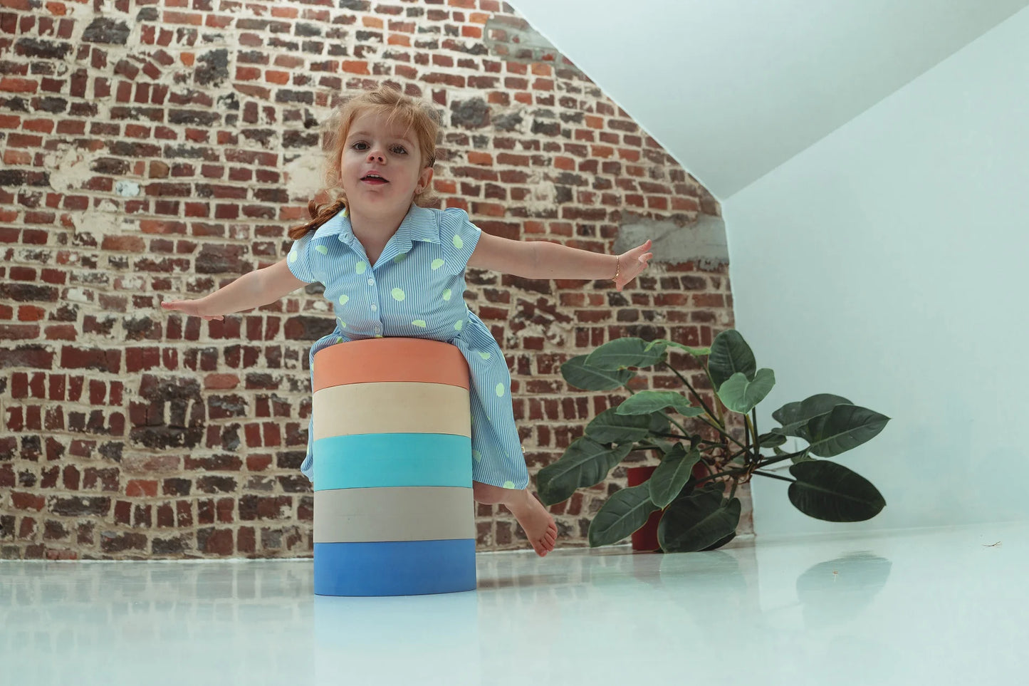Moes Play | Rainbow chair