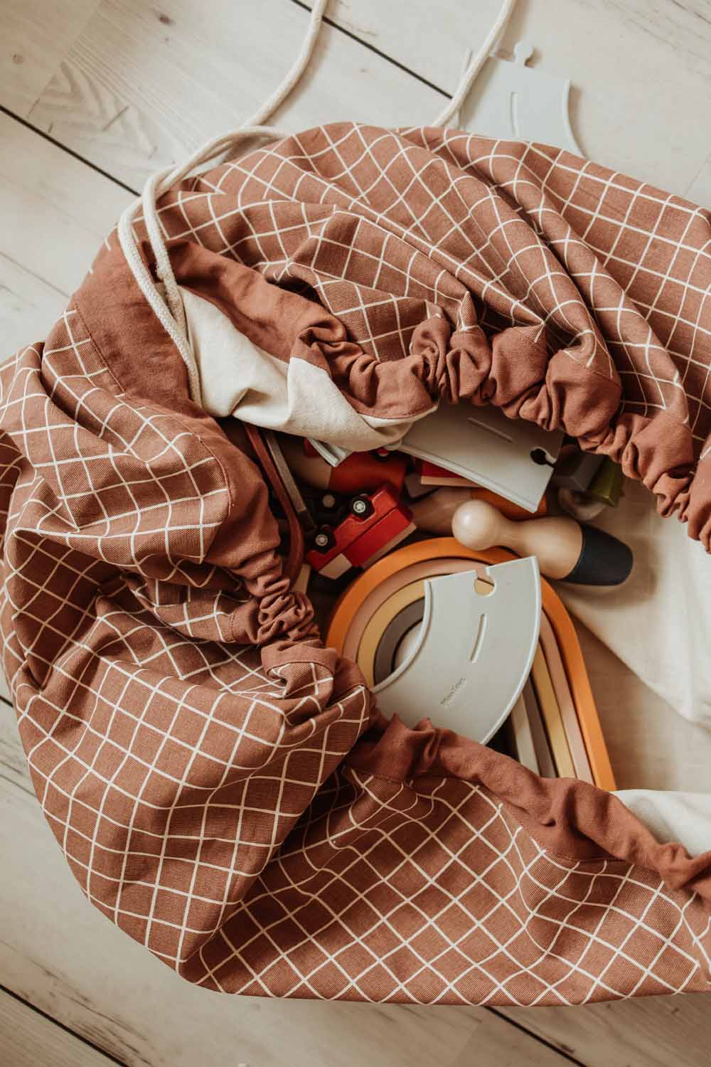 Play&Go | Speel- & Opbergkeed | Organic Cotton Bown met Rasterpatroon