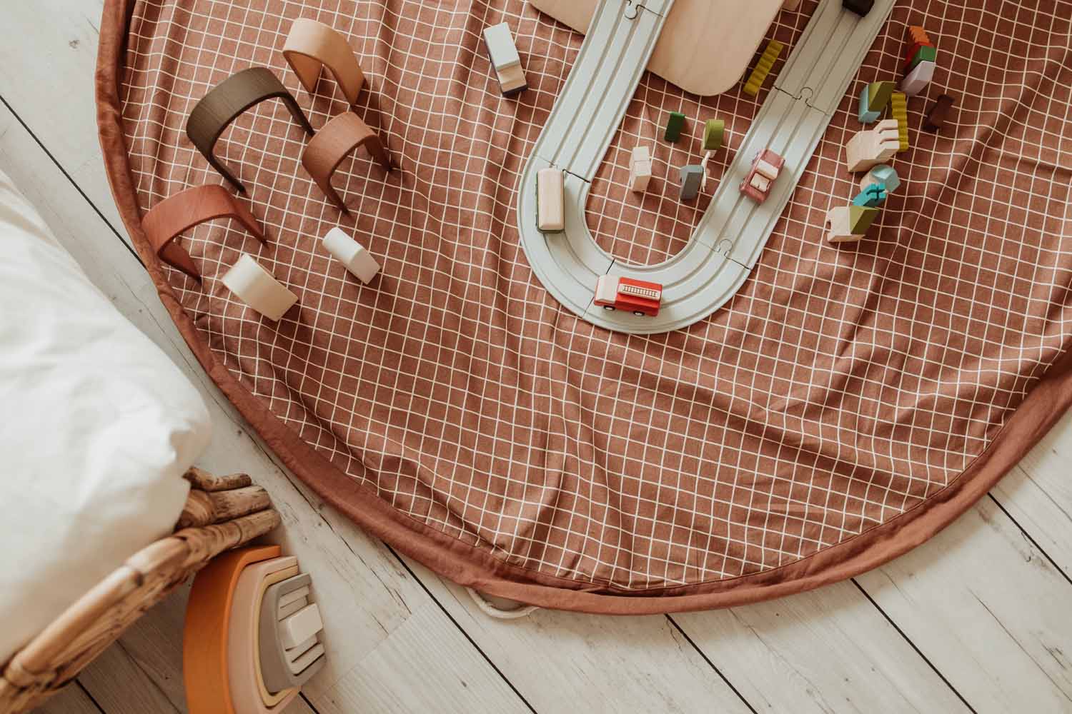 Play&Go | Speel- & Opbergkeed | Organic Cotton Bown met Rasterpatroon