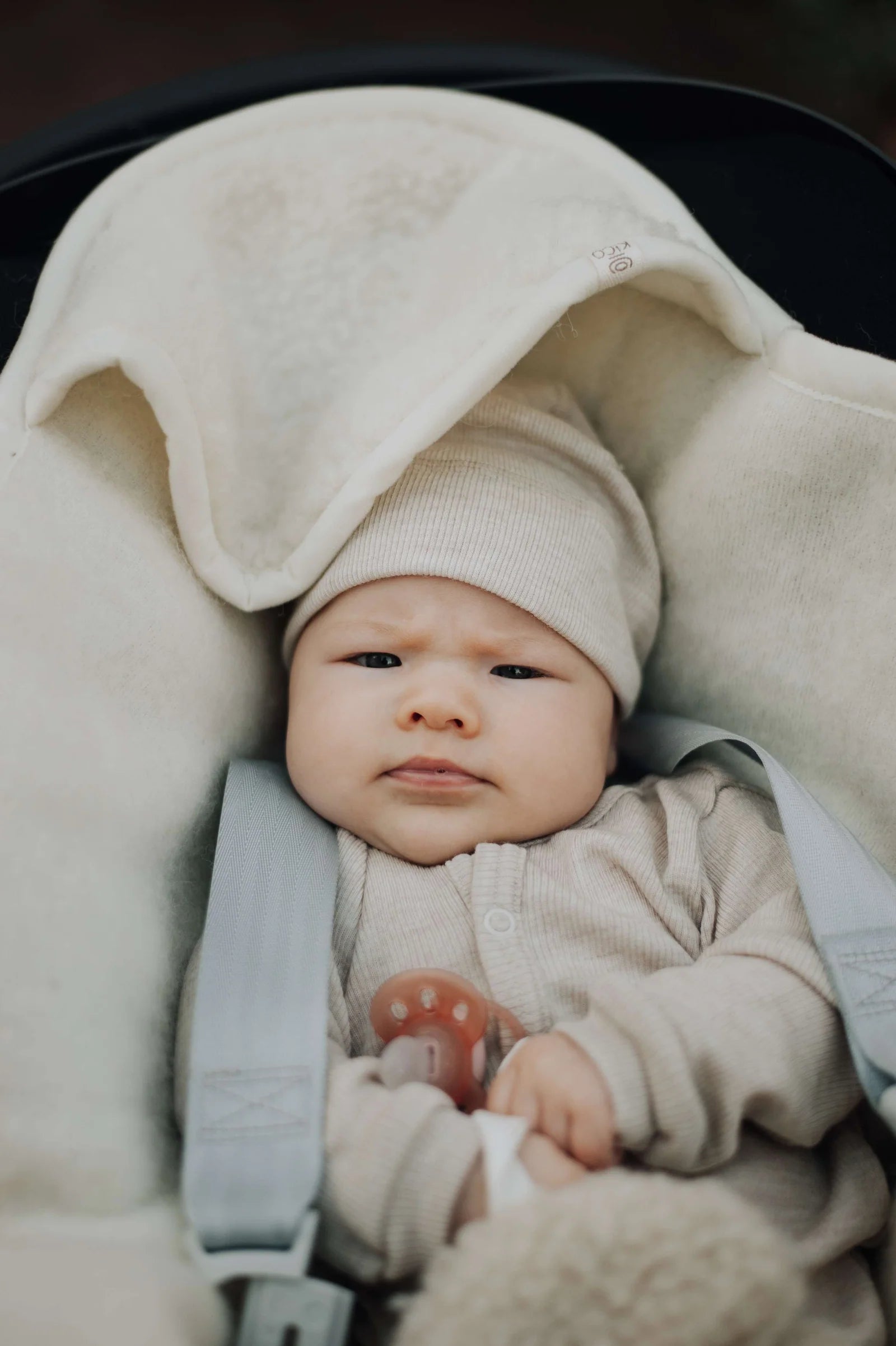 Wikkeldeken met maxi-cosi openingen beige | KICO Label