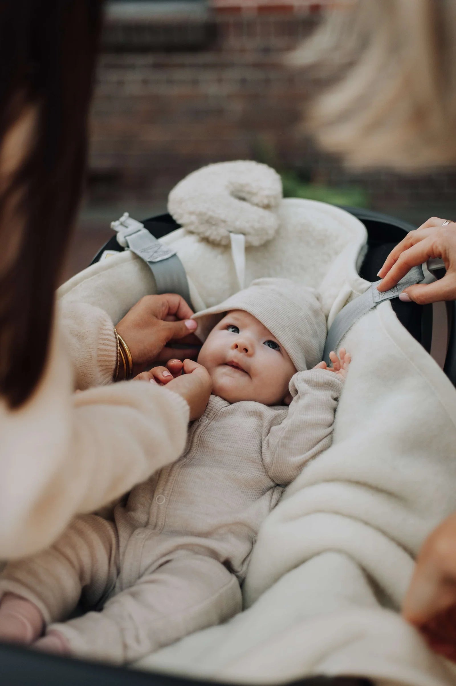 Wikkeldeken met maxi-cosi openingen beige | KICO Label