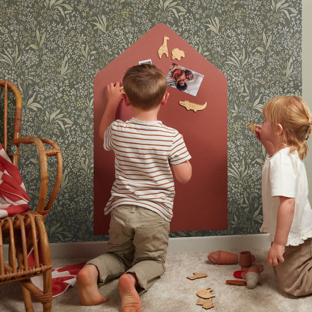 Kinderen spelen samen met een Ferflex magneetbord
