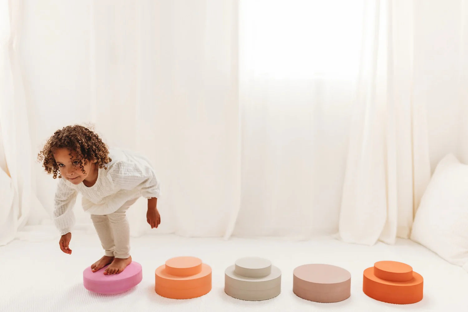 Moes Play | Rainbow chair | Earth