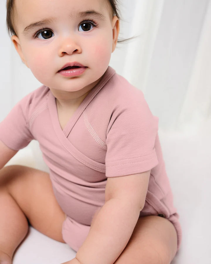 Wollen Overslagromper Korte mouw | Merinowol | Misty Rose | Lille Barn