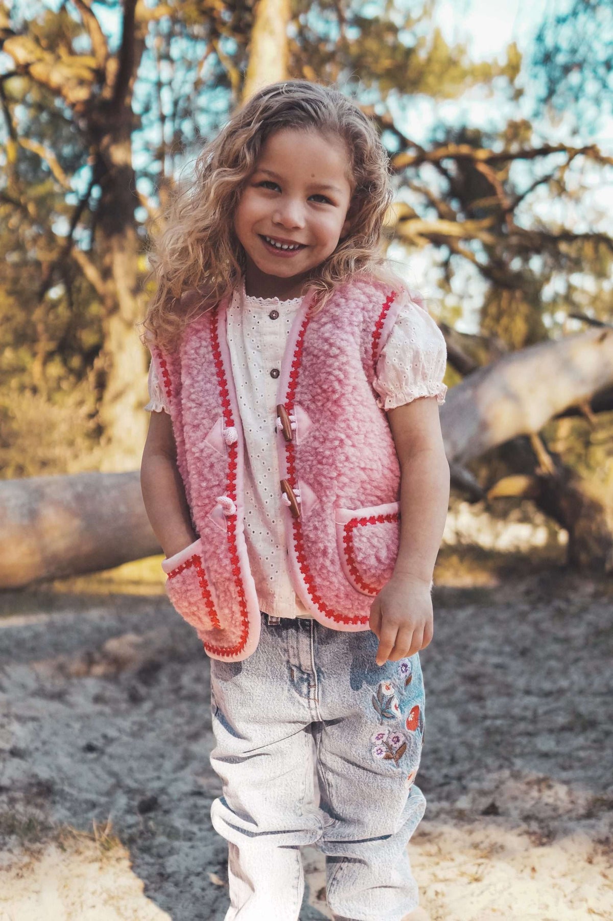 Roze wollen bodywarmer Flower Power met rode bloemen