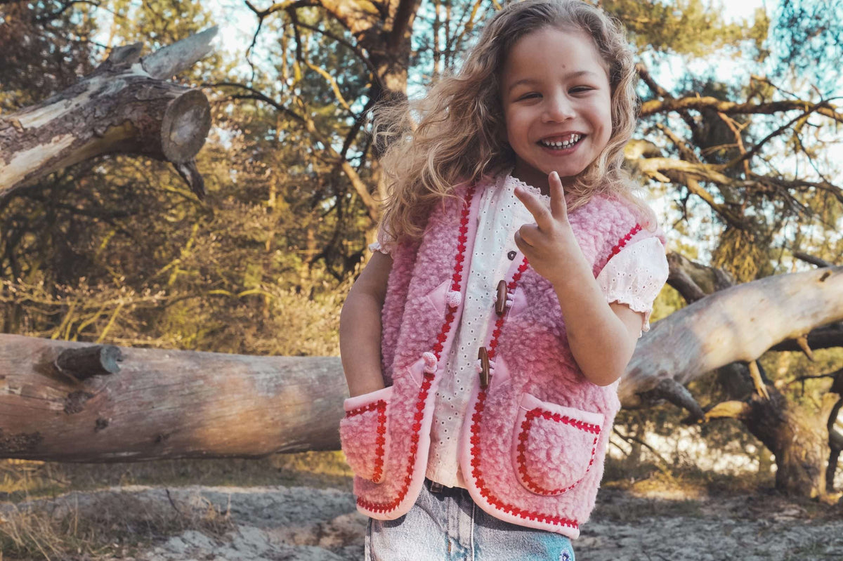 Roze wollen bodywarmer Flower Power met rode bloemen
