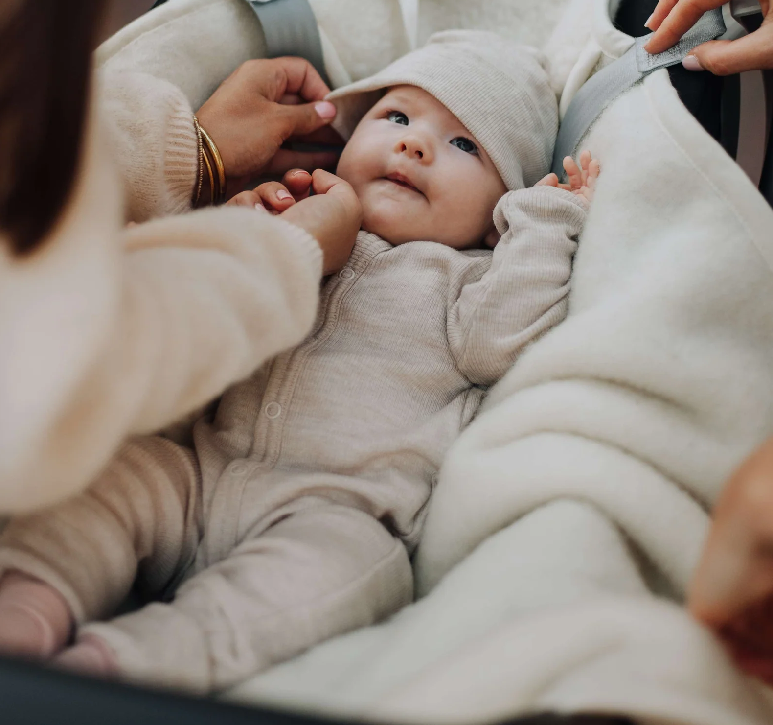 Wikkeldeken met maxi-cosi openingen beige | KICO Label