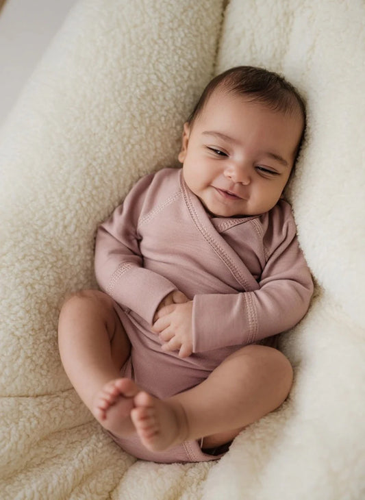 Wollen Overslagromper lange mouw | Merinowol | Misty Rose | Lille Barn