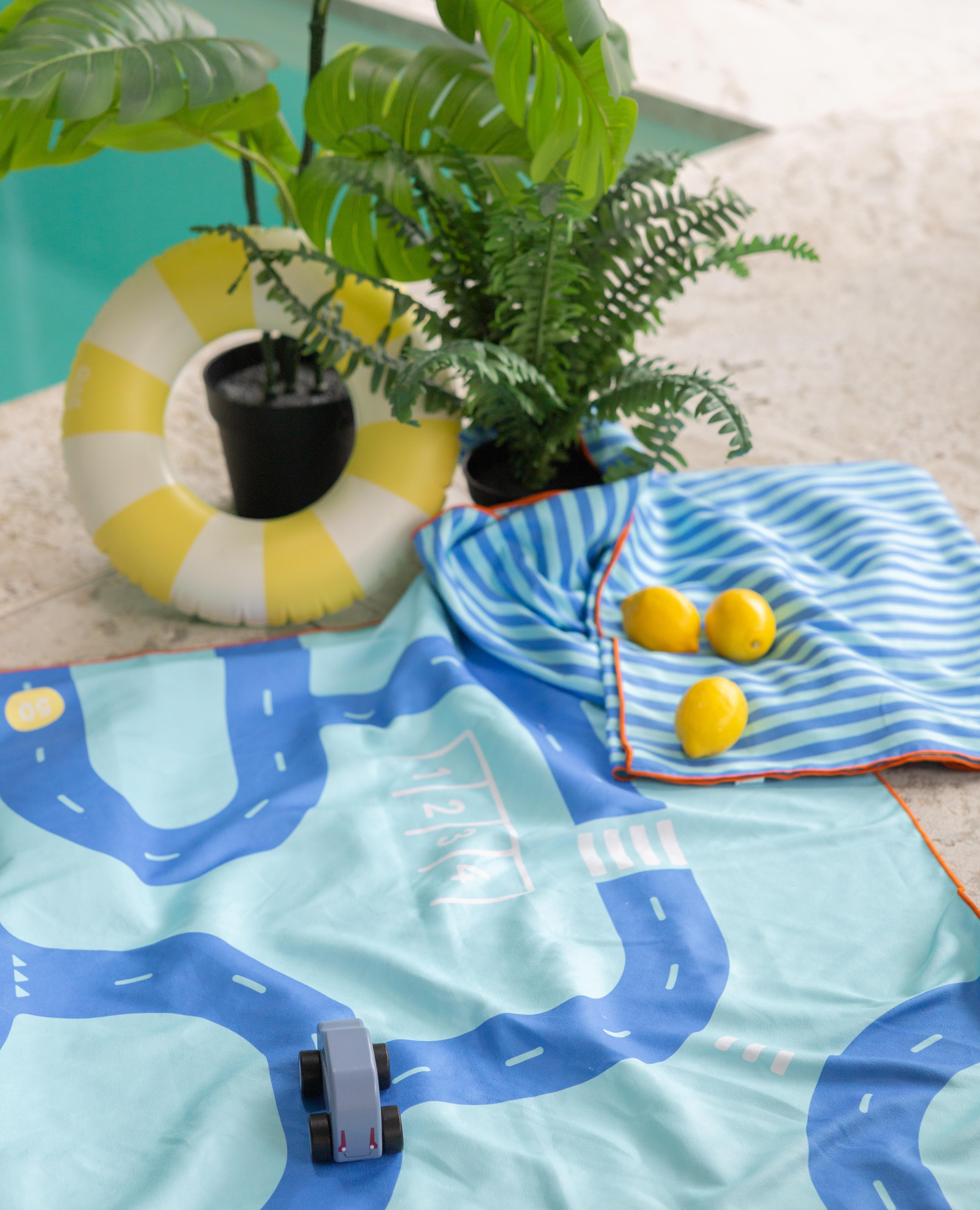 PlayTowel L 180 x 100cm | Road | Quut