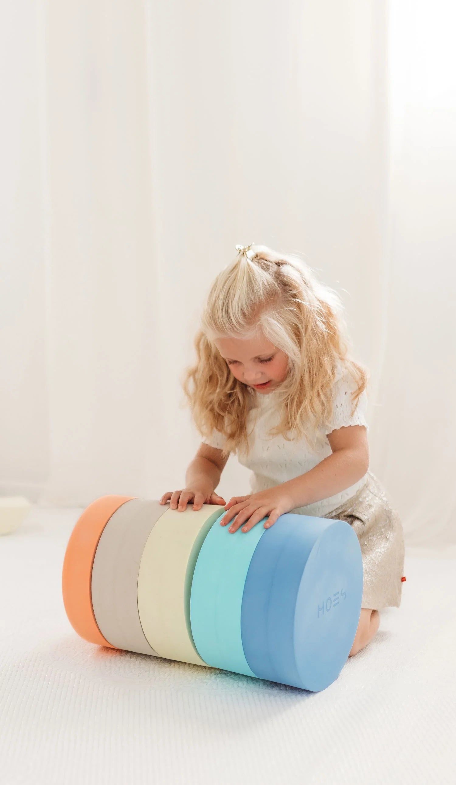 Moes Play | Rainbow chair