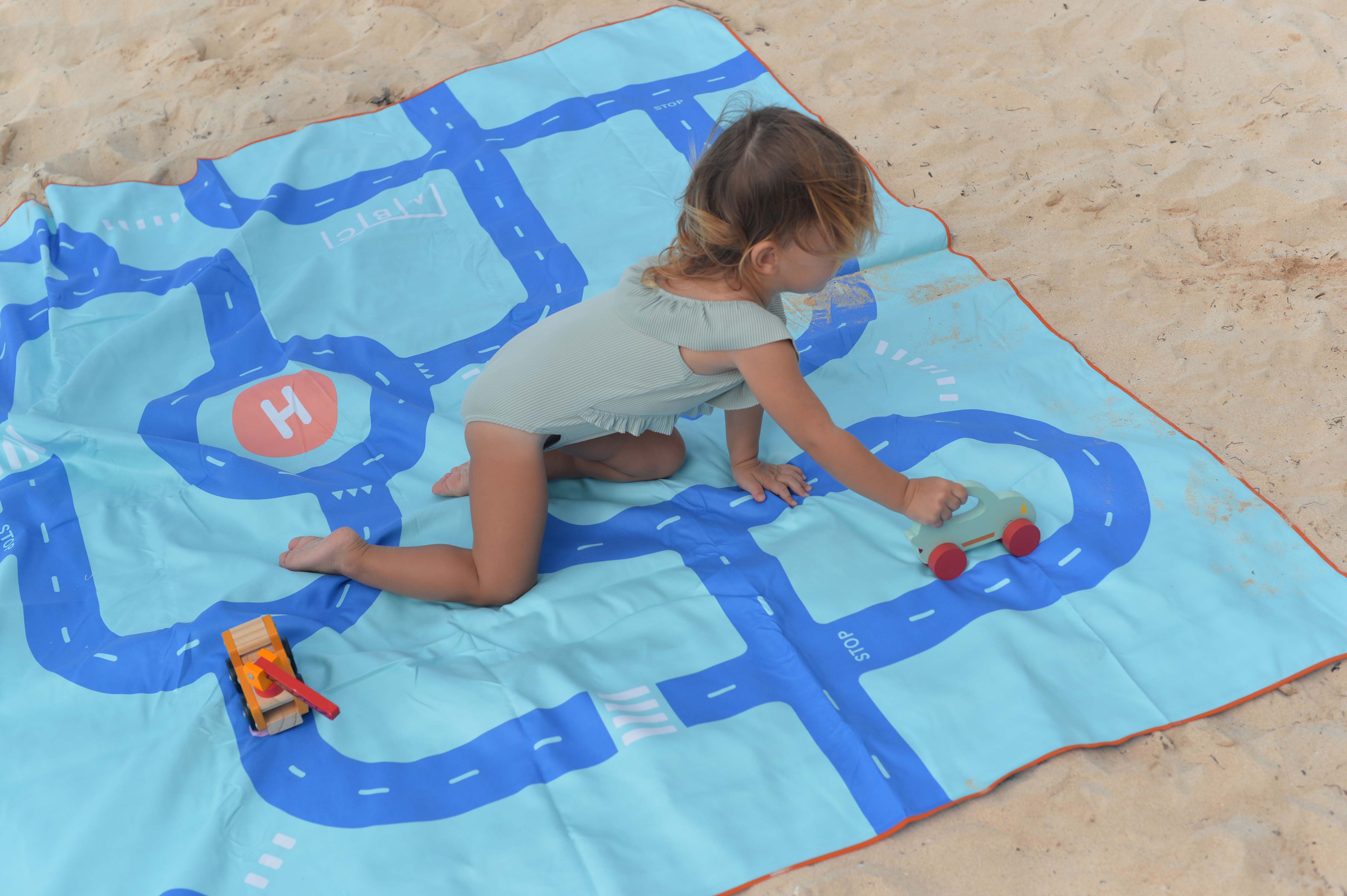 PlayTowel XL 180 x 180cm | Road | Quut