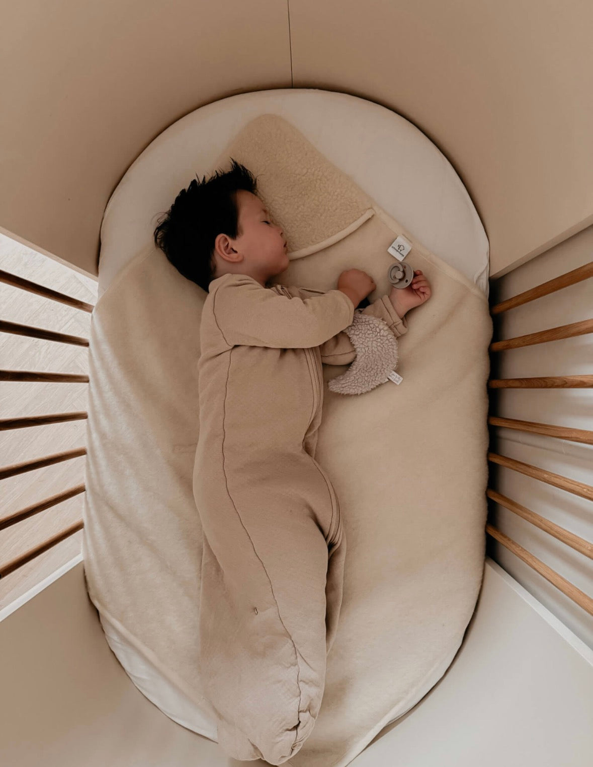 Wikkeldeken met maxi-cosi openingen naturel  |