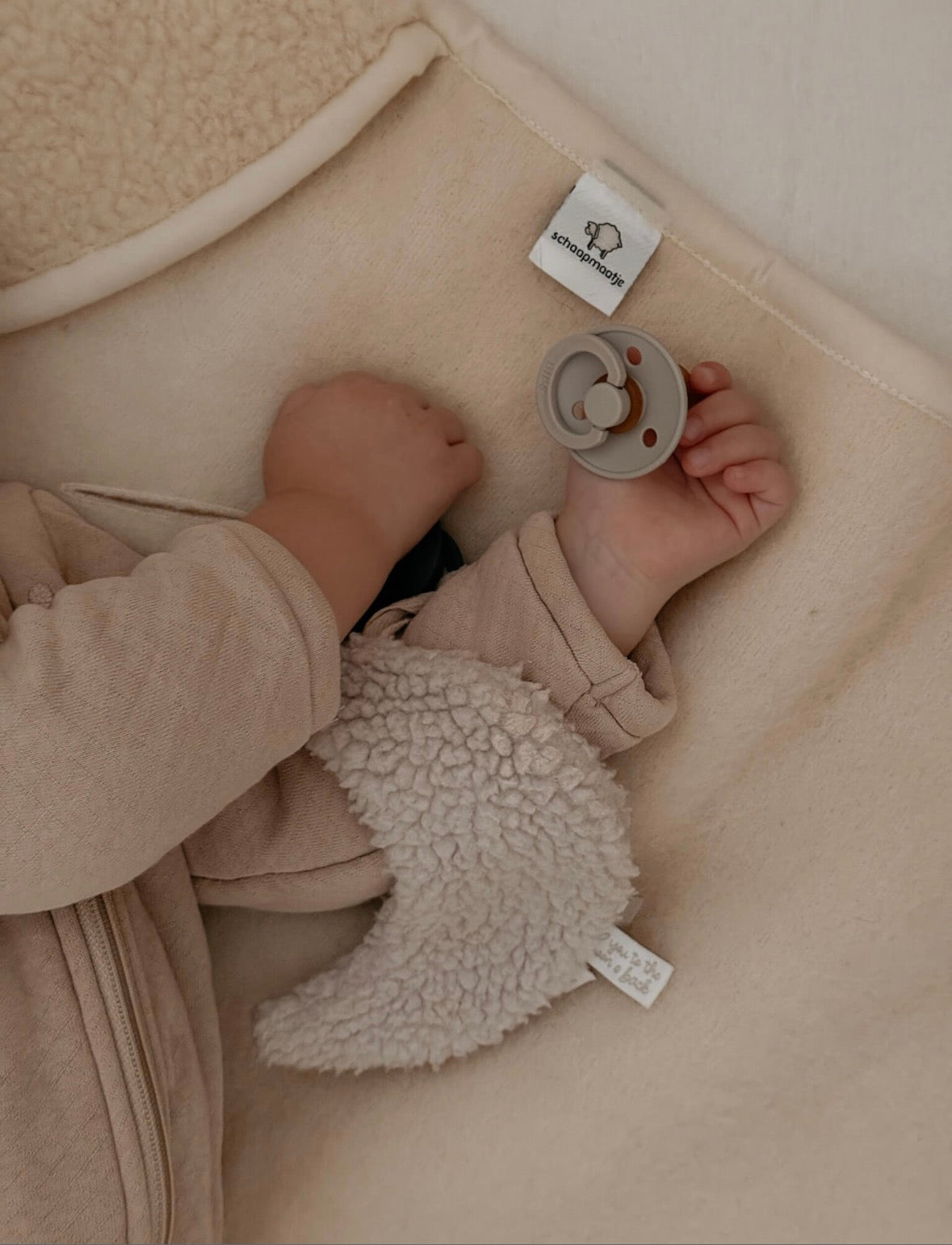 Wikkeldeken met maxi-cosi openingen naturel  |