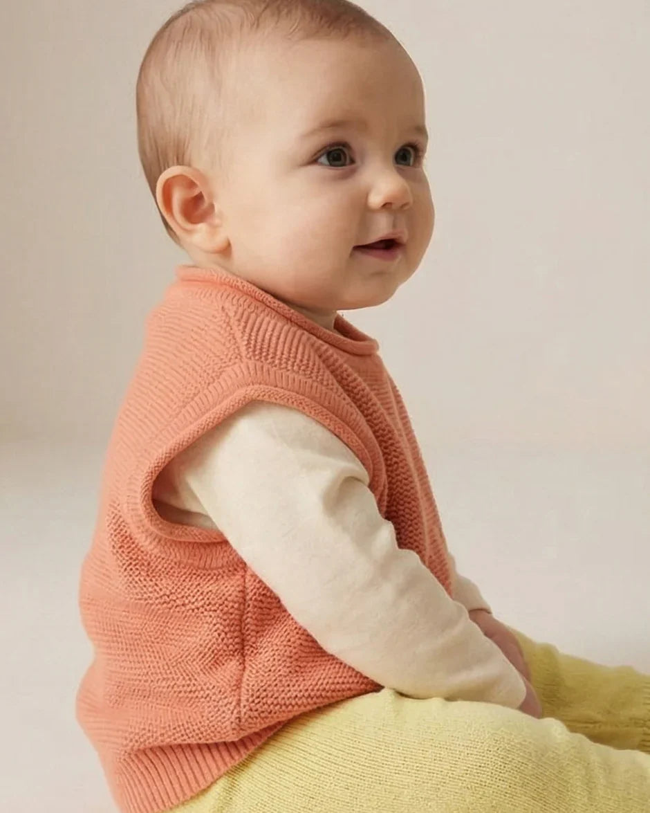 Peach Fuzz | Gebreide wollen babyspencer | Merinowol | Lille Barn