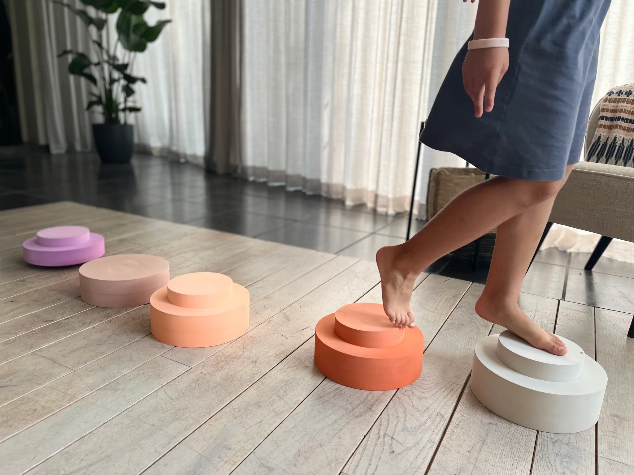 Moes Play | Rainbow chair | Earth