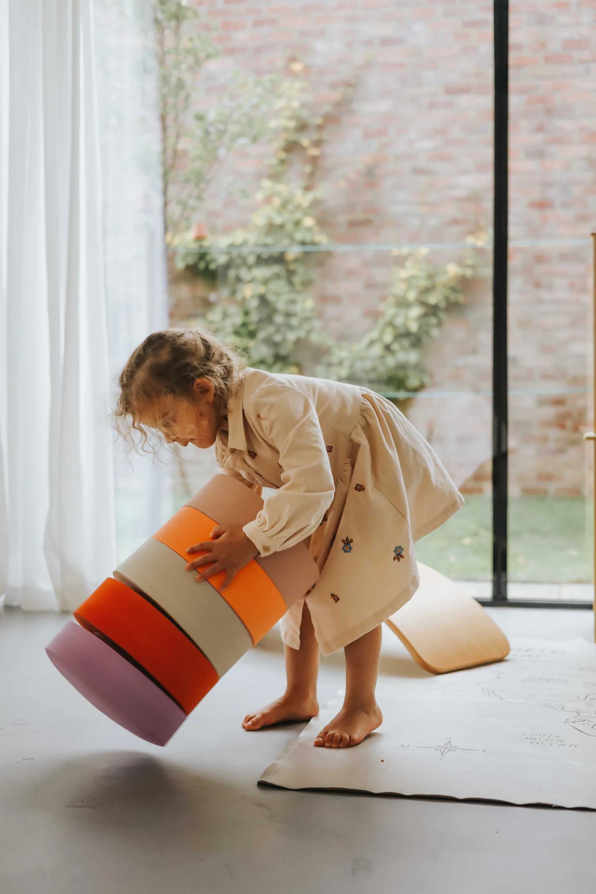 Moes Play | Rainbow chair | Earth