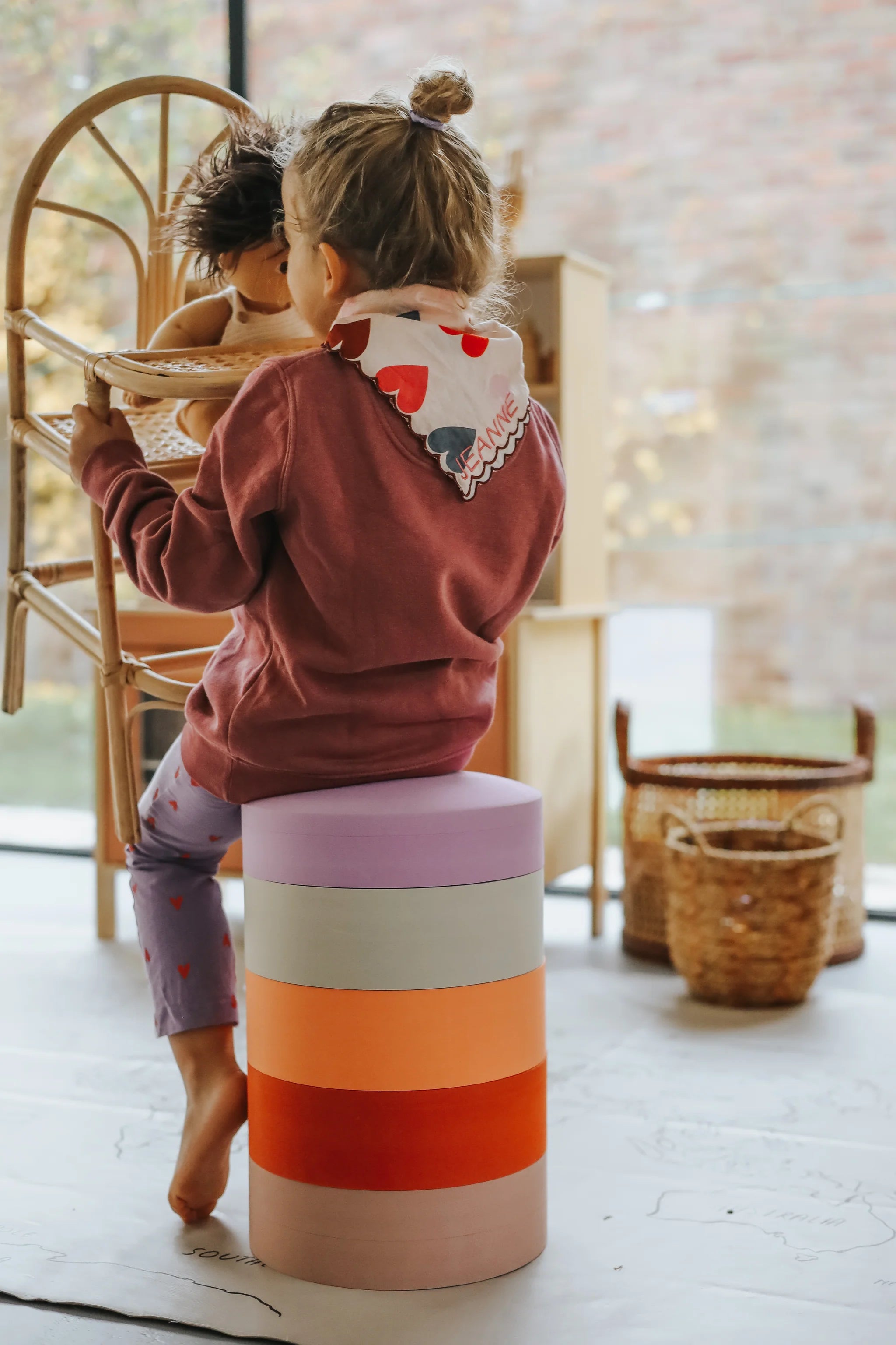 Moes Play | Rainbow chair | Earth