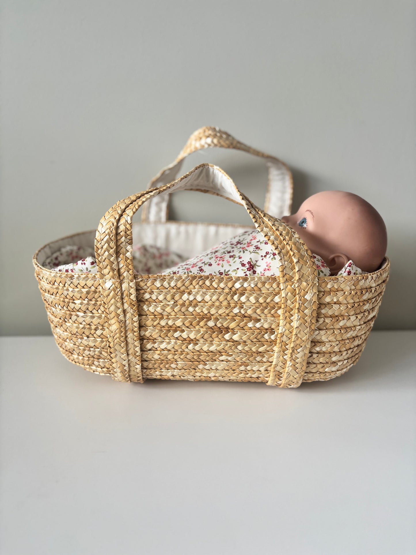 Rieten Poppenreiswieg | Mozes mandje met bedsetje 35cm