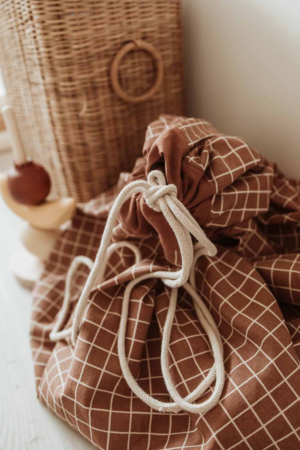 Play&Go | Speel- & Opbergkeed | Organic Cotton Bown met Rasterpatroon