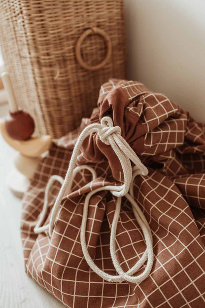 Play&Go | Speel- & Opbergkeed | Organic Cotton Bown met Rasterpatroon