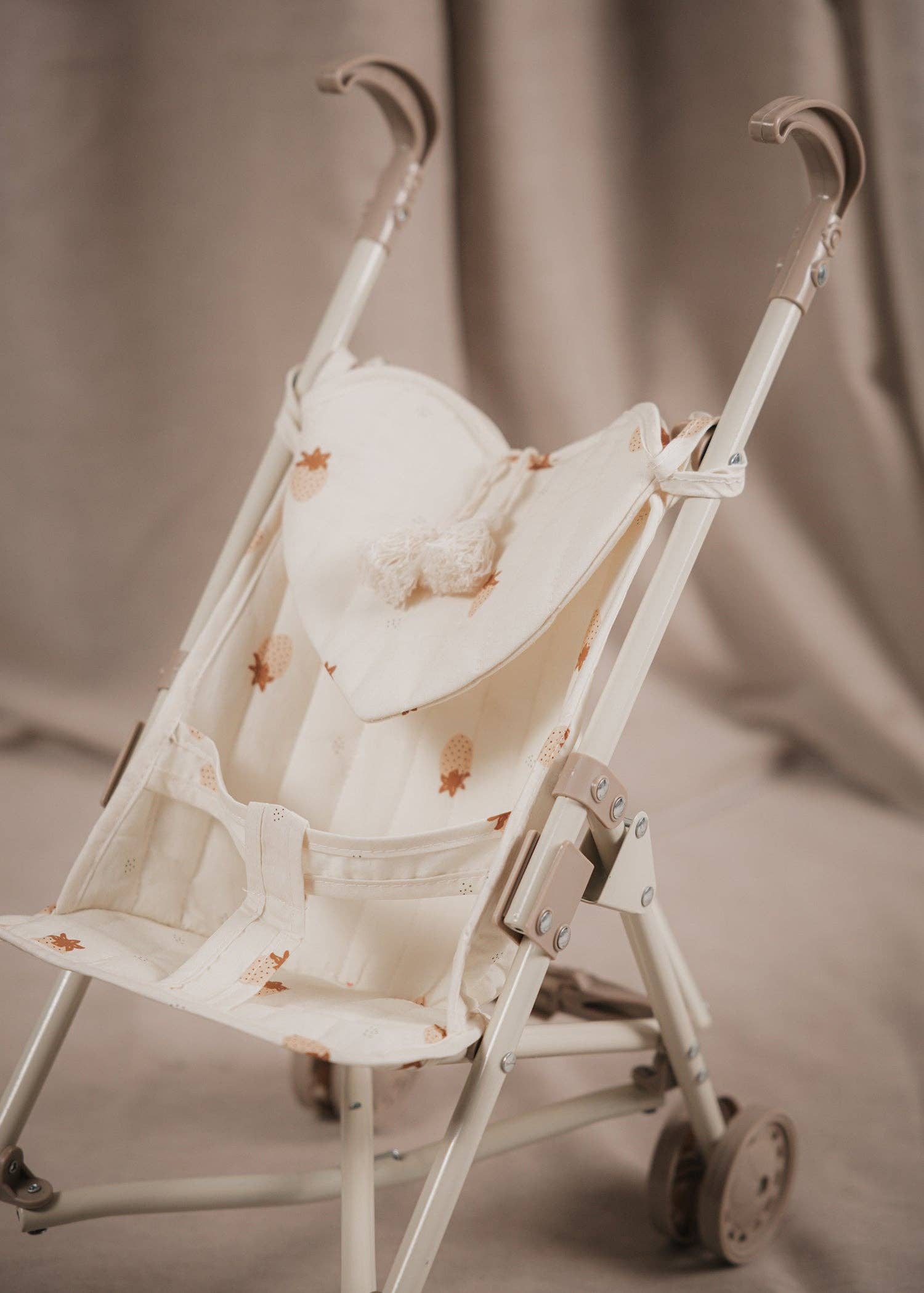 Mrs.Ertha | Poppenwagen | Aardbeienstemming