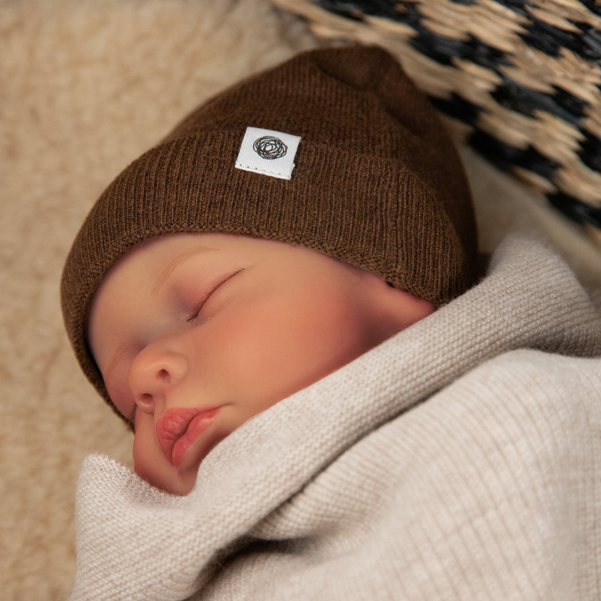 Brunette | Gebreide wollen babymuts | Merinowol | Lille Barn