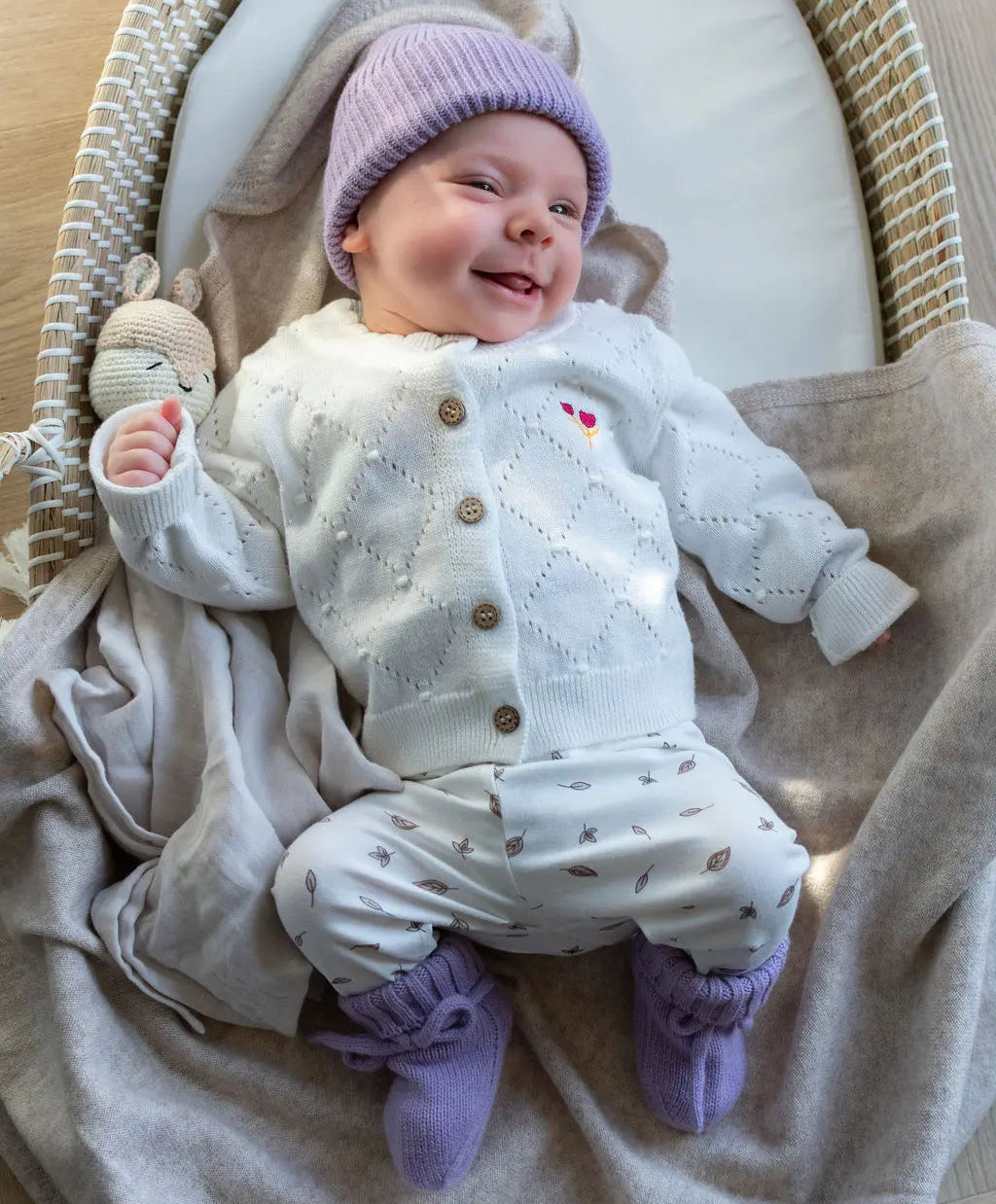 Baby met Moalie Chunky Beanie en bijpassende slofjes in Lavender (lila)