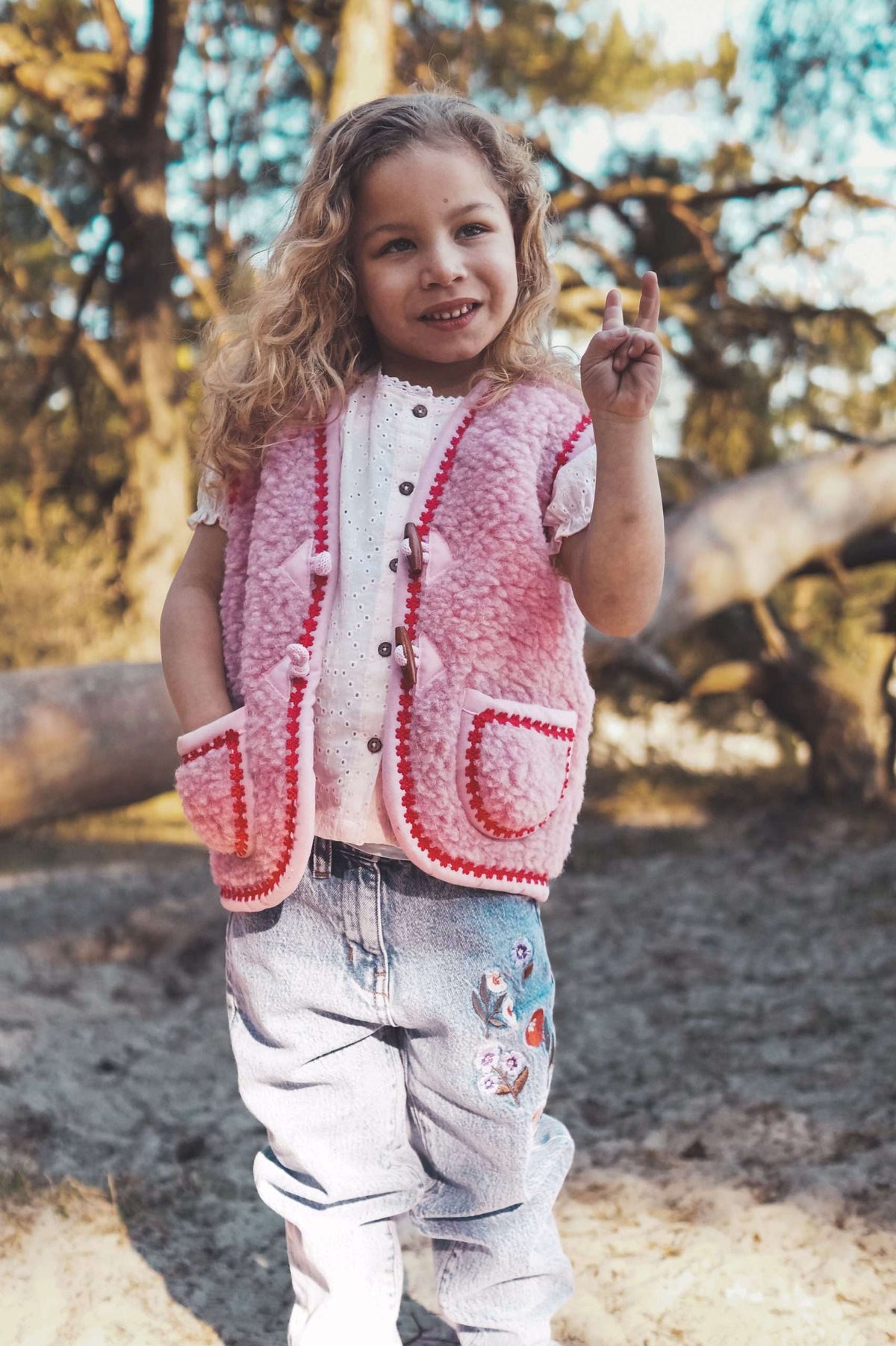 Roze wollen bodywarmer Flower Power met rode bloemen